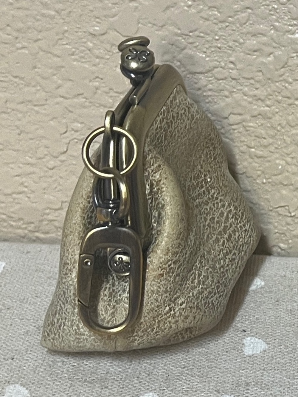HOBO Metallic Gold Run EarPod Case that clips to your purse! - Picture 2 of 4